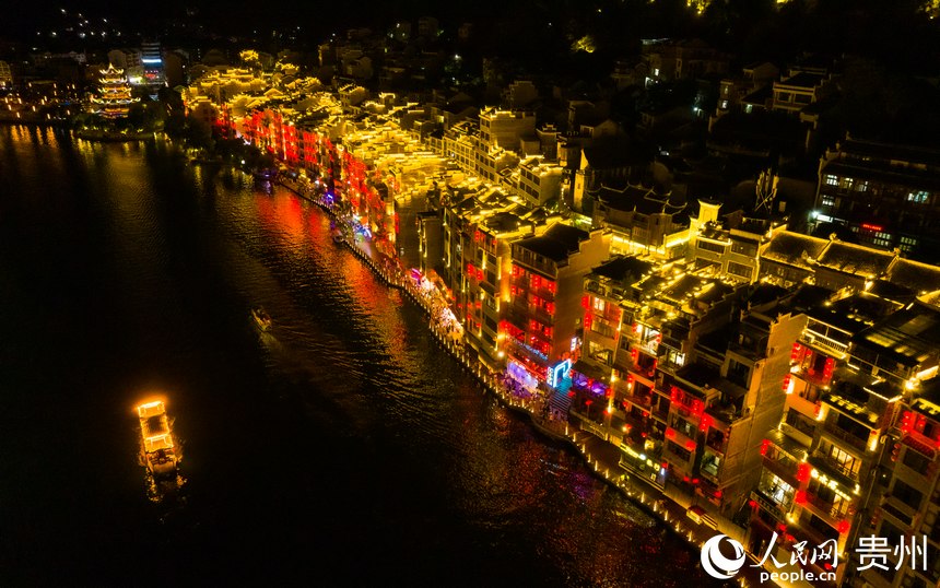 航拍鎮遠古城夜景。人民網 陽茜攝