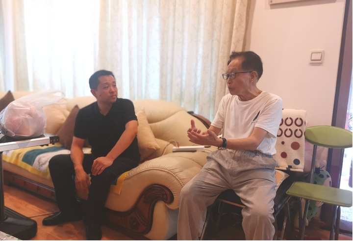 圖為看望曾憲明老同志。