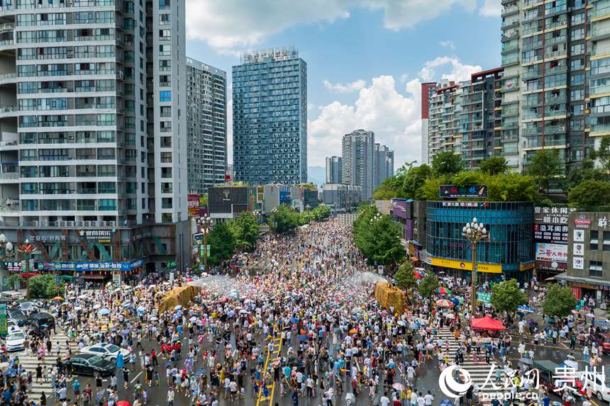 航拍2023德江癸卯年六月六“水龍節”現場。人民網記者 涂敏攝