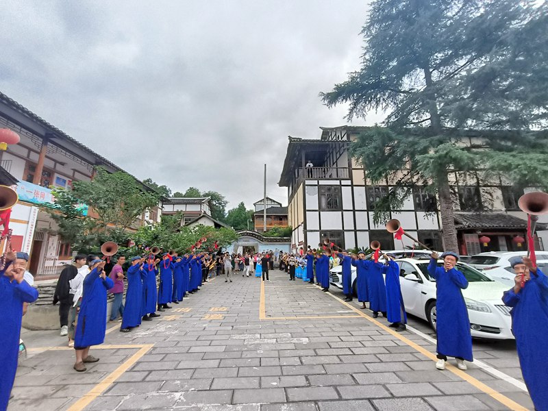 1、布依長號迎賓。偏坡布依族鄉人民政府