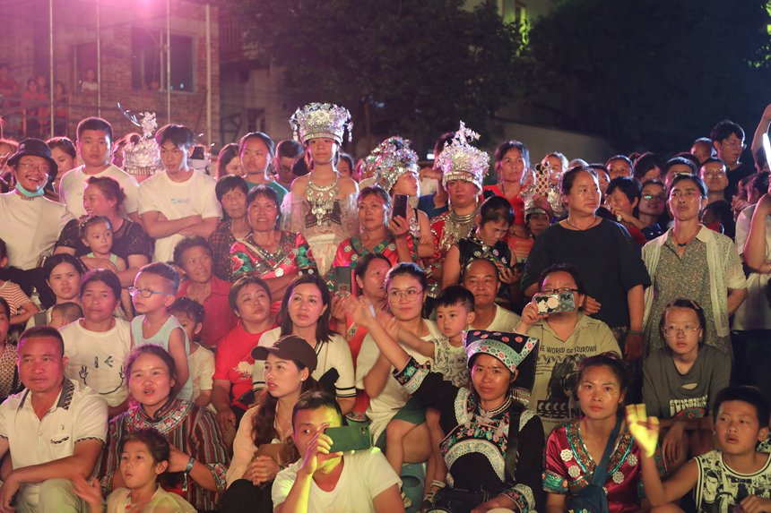 游客聚在一起觀看表演，熱鬧非凡。都勻市委宣傳部供圖