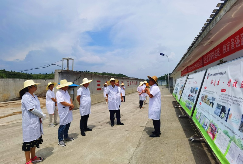 參會嘉賓在黔西市一企業考察?；顒咏M委會供圖