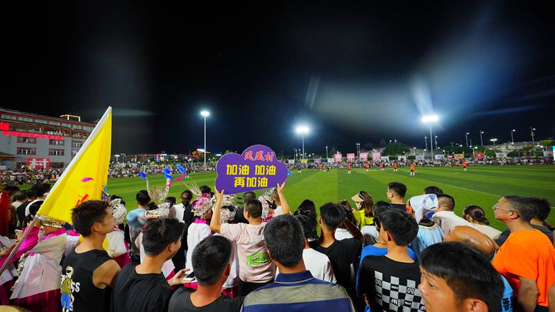 觀眾們齊聚綠茵場邊觀看球賽。周光勝 攝