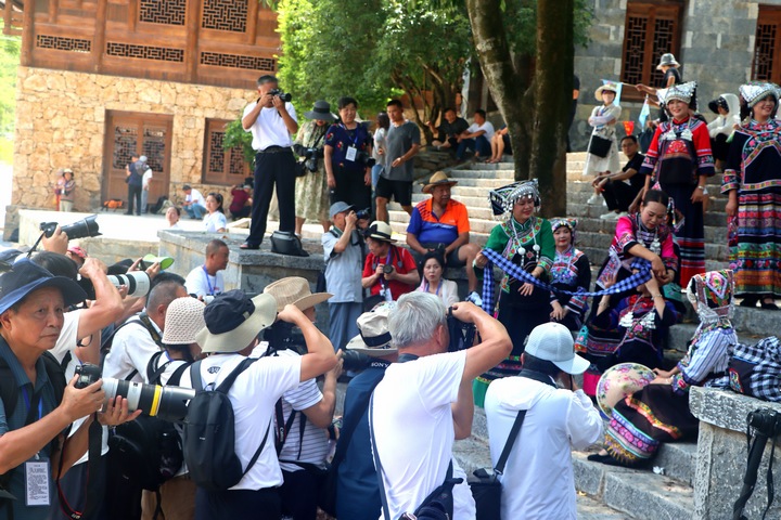 圖為老年攝影愛好者在天下布依景區采風。