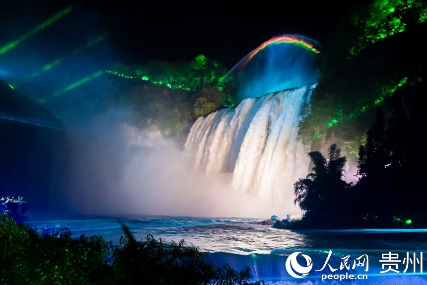 黃果樹瀑布夜景。人民網記者 涂敏攝