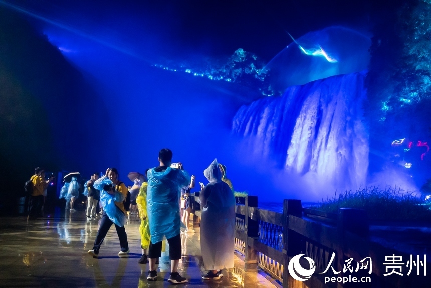 游客游覽黃果樹瀑布夜景。人民網記者 涂敏攝