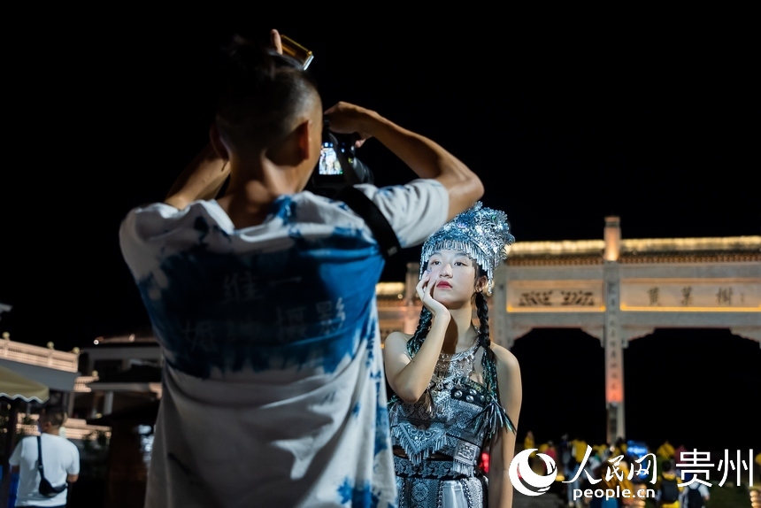 游客在黃果樹景區打卡拍照。人民網記者 涂敏攝