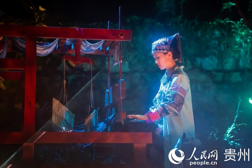 黃果樹景區內進行的民俗文化表演。人民網記者 涂敏攝
