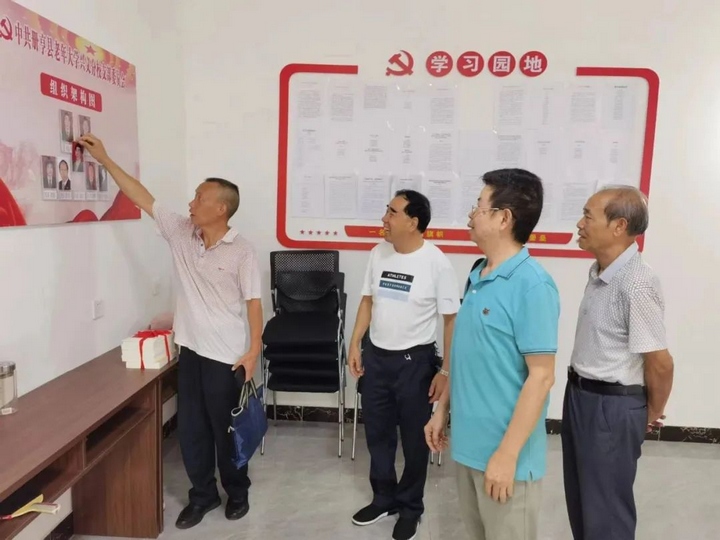 圖為調研組參觀冊亨縣老年大學興義分校。