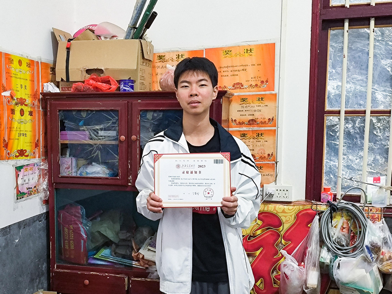 拿到錄取通知書的陳濤。受訪者供圖