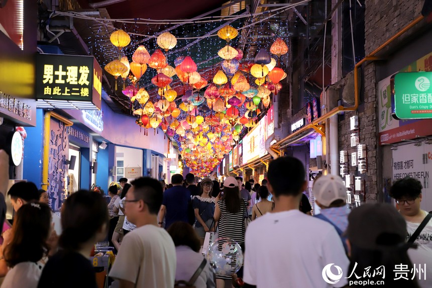 青云市集街巷內擠滿前來游玩的游客。人民網 顧蘭云攝