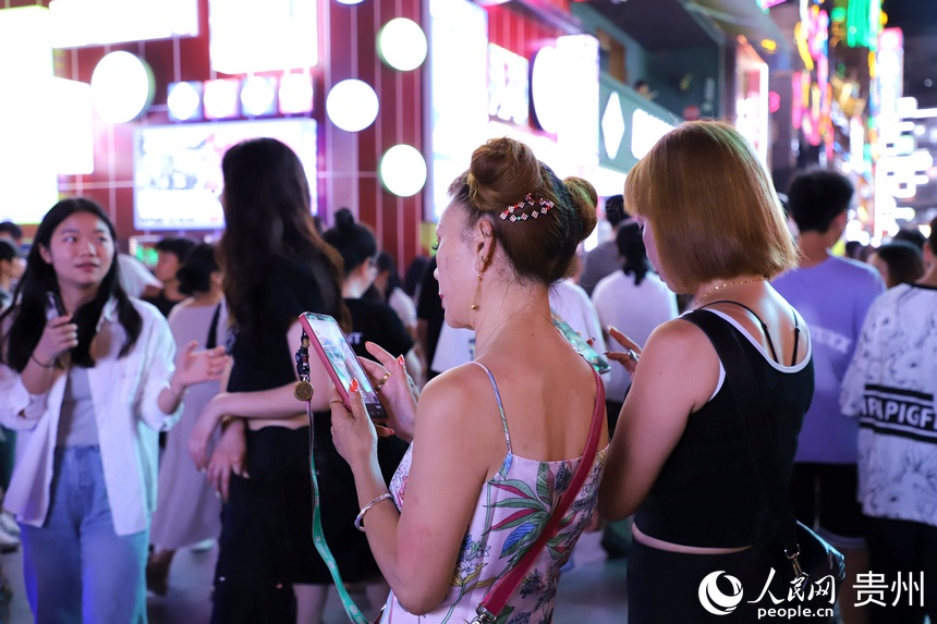 游客在青云市集拍照打卡。人民網 顧蘭云攝