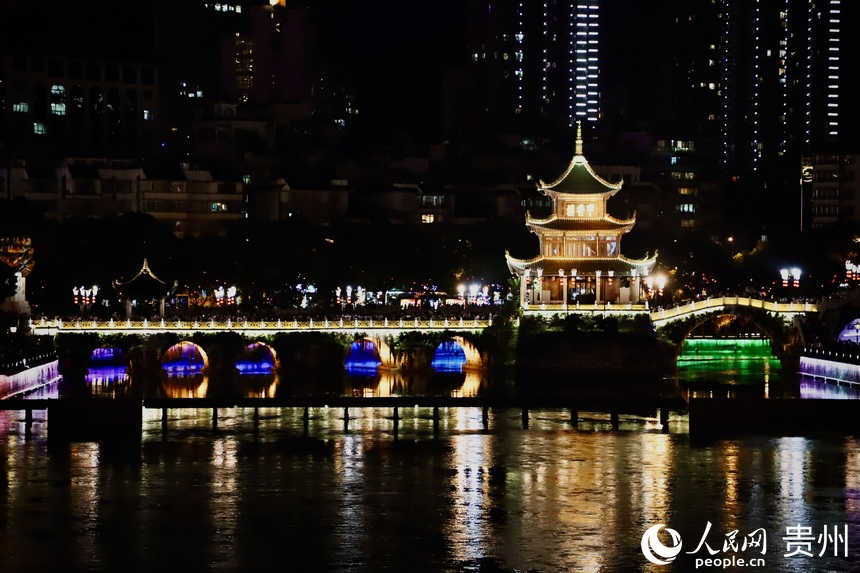 夜幕下的甲秀樓。人民網 顧蘭云攝