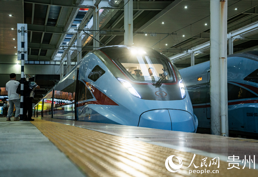 貴南高鐵貴荔段正式通車運營。人民網 陽茜攝