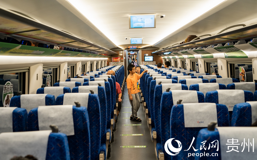 游客乘坐首發車從貴陽出發前往荔波。人民網 陽茜攝