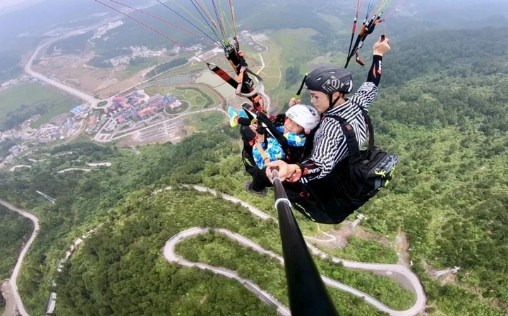 游客體驗高坡云頂花?；鑲?。