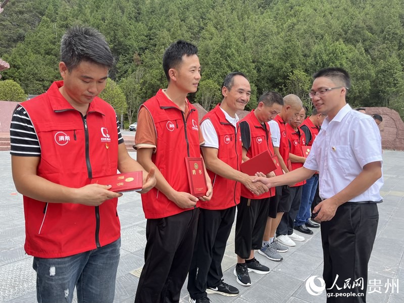 主辦方為黨員貨車司機頒發聘書。人民網 李麗萍攝