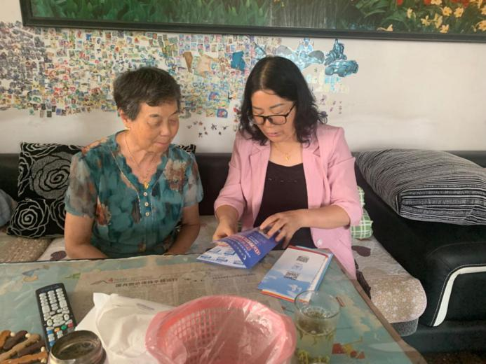 圖為上門為老干部宣傳防詐騙知識。
