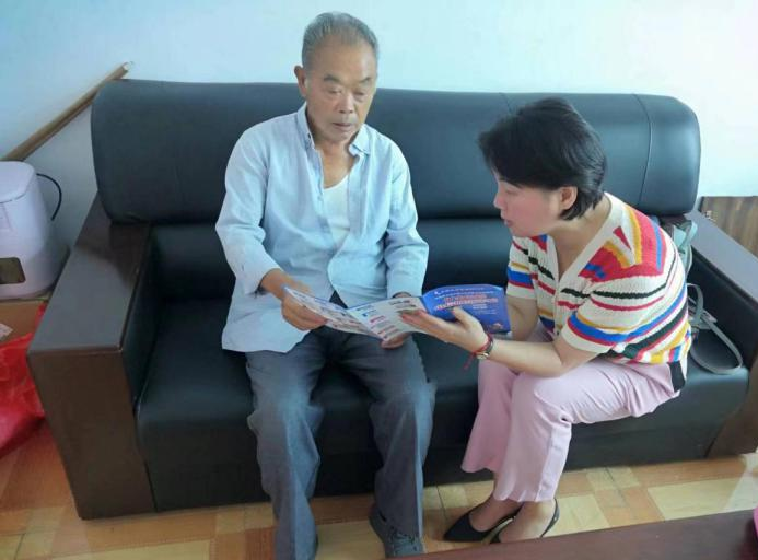 圖為上門為老干部宣傳防詐騙知識。