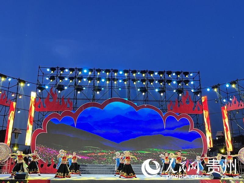 “火把節”狂歡夜活動現場。人民網 陳潔泉攝