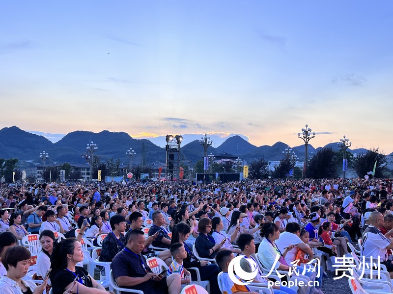 “火把節”狂歡夜活動現場。人民網 陳潔泉攝