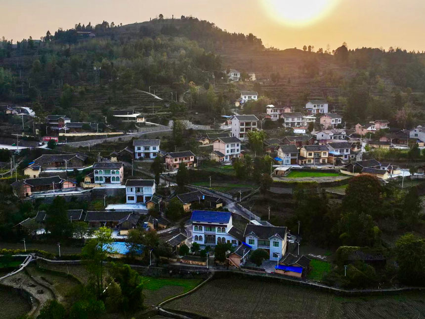 村舍坐落梯田間。中共大烏江鎮委員會供圖