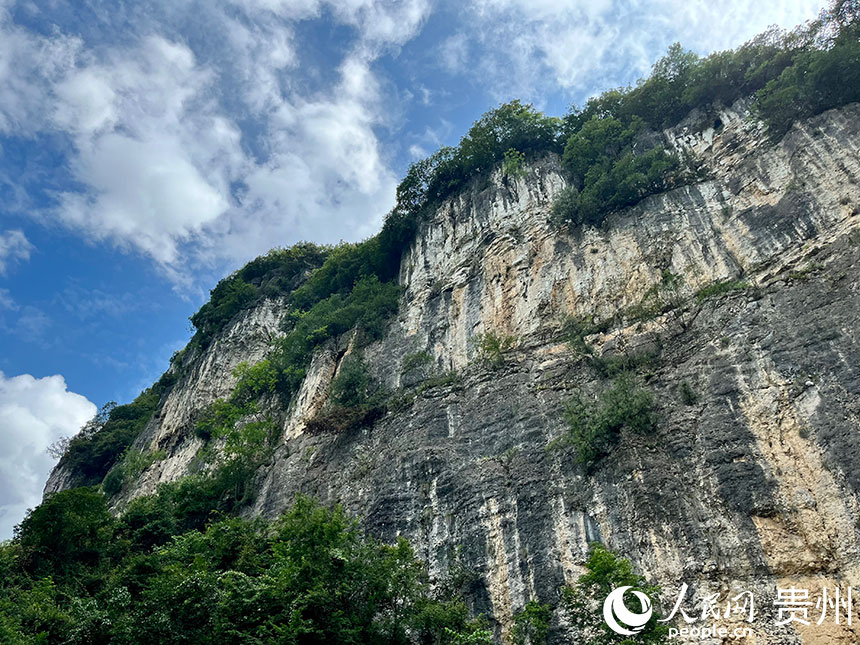 嶙峋的山石。人民網 李麗萍攝