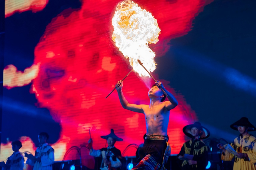 畢節市赫章縣阿西里西大草原火把節上的民俗表演。羅大富攝