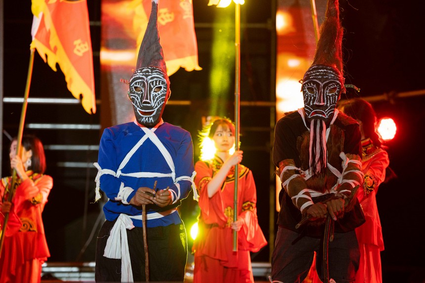 畢節市赫章縣阿西里西大草原火把節上精彩的民俗表演。羅大富攝