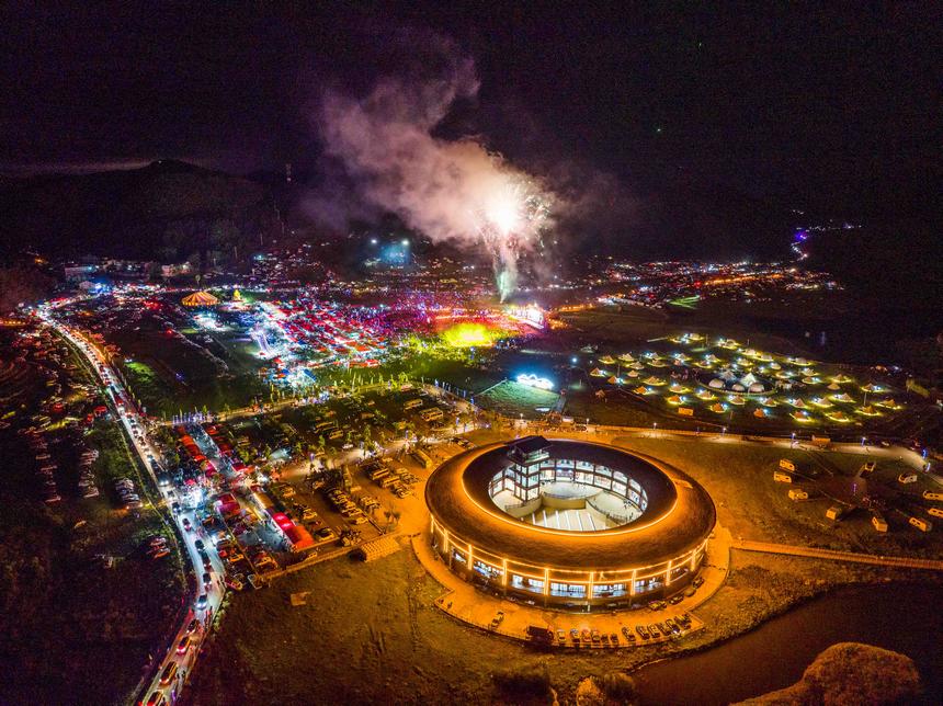 畢節市赫章縣阿西里西大草原火把節現場。羅大富攝 