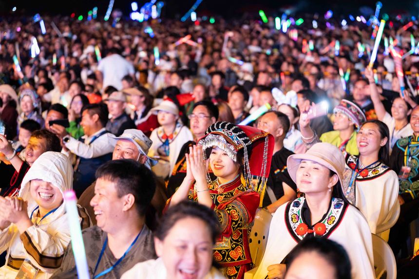 群眾在畢節市赫章縣阿西里西大草原火把節活動現場觀看表演。羅大富攝