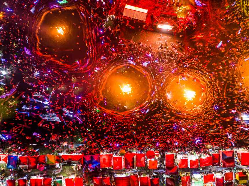 群眾在畢節市赫章縣阿西里西大草原火把節上圍著篝火狂歡。羅大富攝