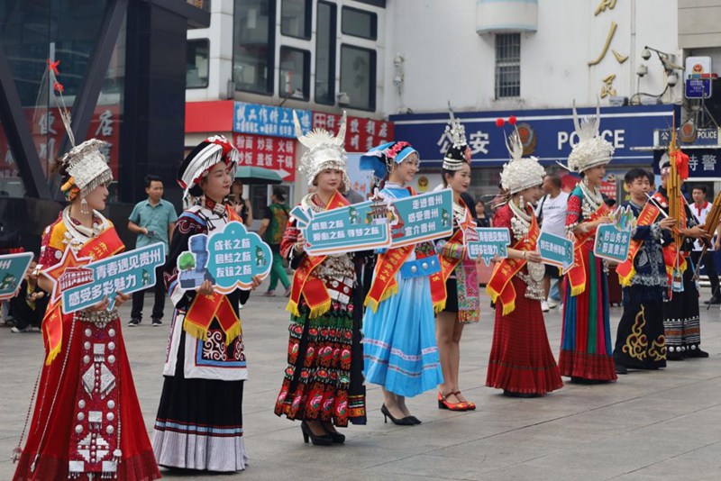 貴州“文明旅游大使”迎接遠道而來的游客。付吉昌攝