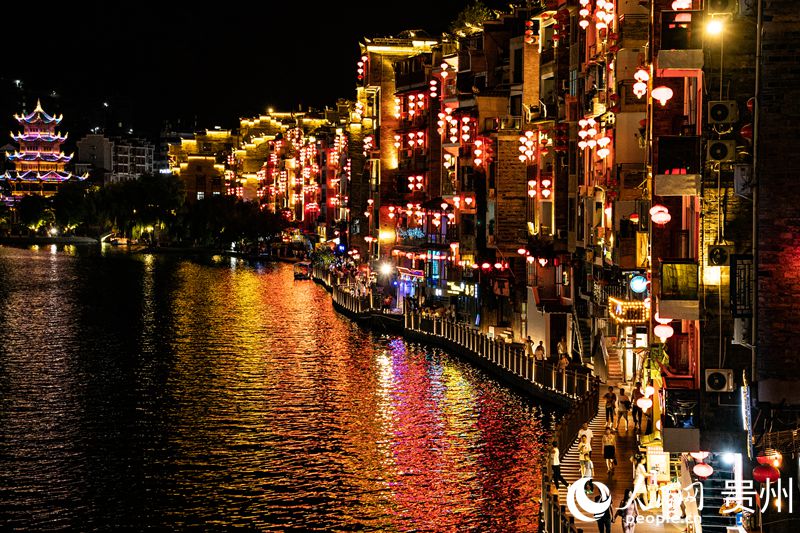 華燈初上，鎮遠古城兩岸燈火通明。人民網 陽茜攝