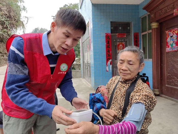 陳志偉下鄉為群眾義診。