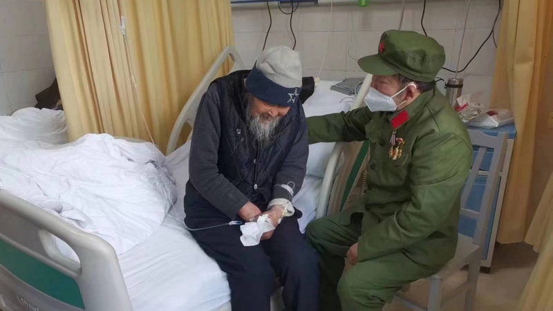 陳光蕊（右）到醫院探望生病退役老兵。