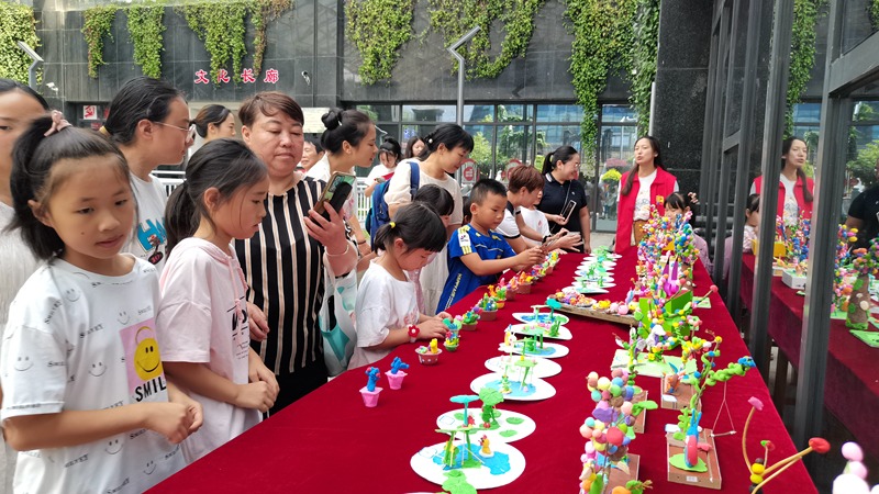 孩子們將所學到的跳舞、繪畫、手工作品、書法作品一一展示 伍維玉 攝.jpg