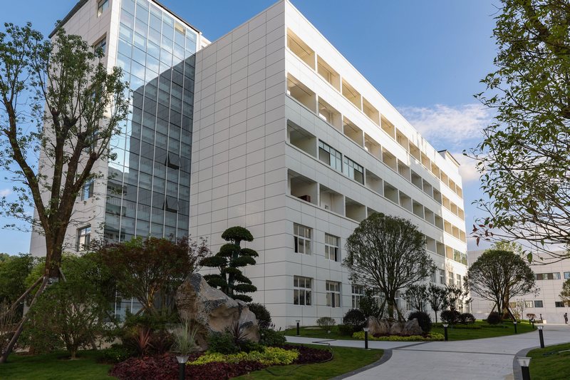 新校開學！獨山第六中學迎來首批學生。