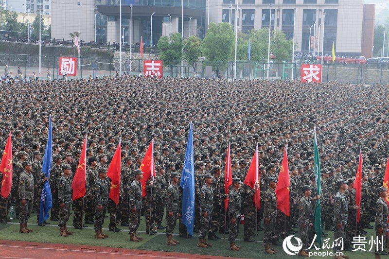 新生整齊列隊。人民網 王秀芳攝.jpg