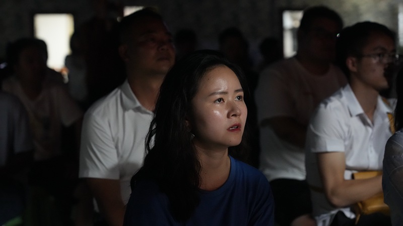 觀看文藝節目《天渠兒女》。