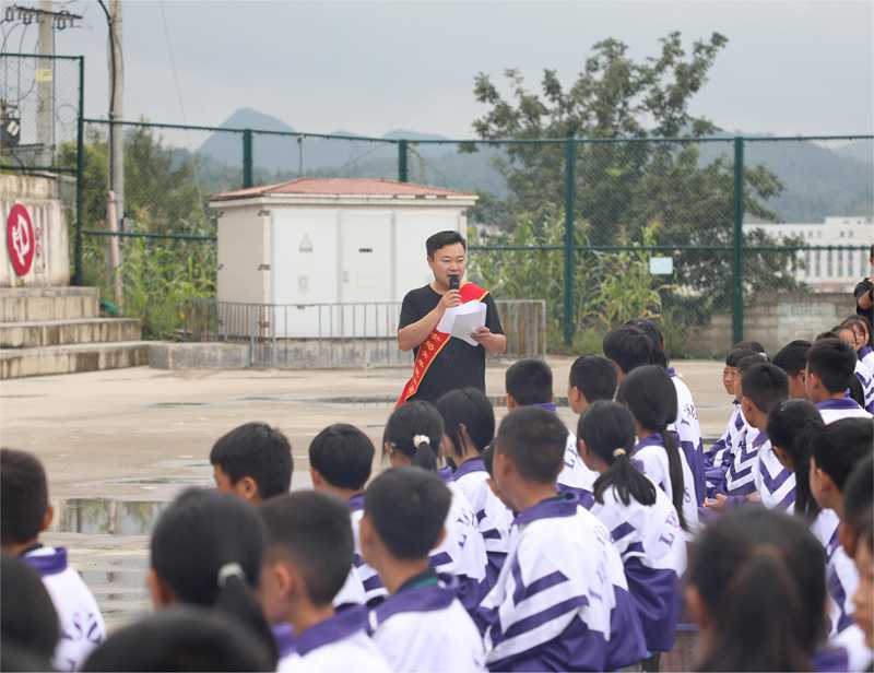 1、講好“開學第一課”！水城公安“青楓”宣講小分隊走進老鷹山中學。