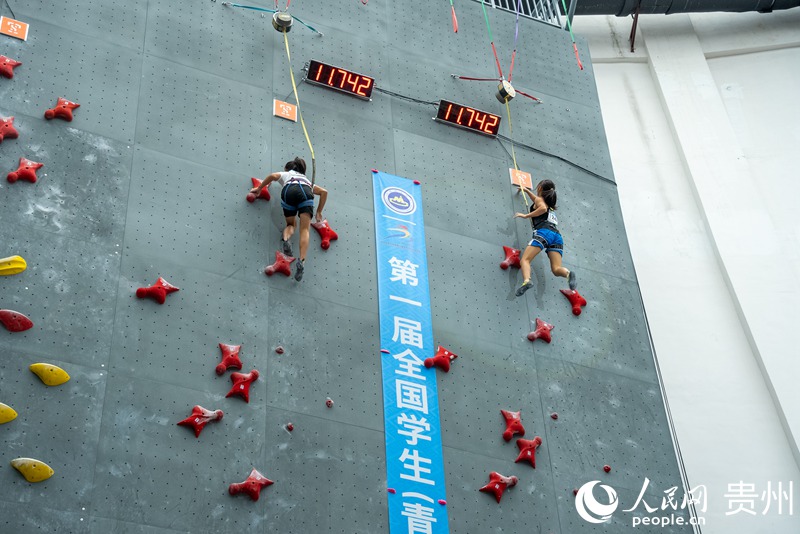 2 第一屆全國學生(青年)運動會(公開組)攀巖項目預賽練習賽現場。人民網記者 涂敏 攝