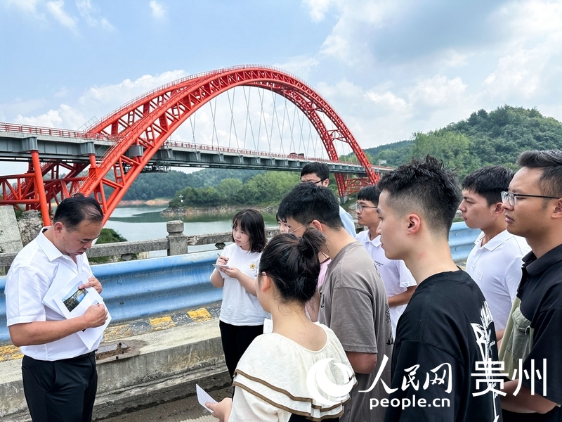 貴州交通職業技術學院“路橋系”師生到花漁洞大橋開展暑期研學活動。人民網 王秀芳攝