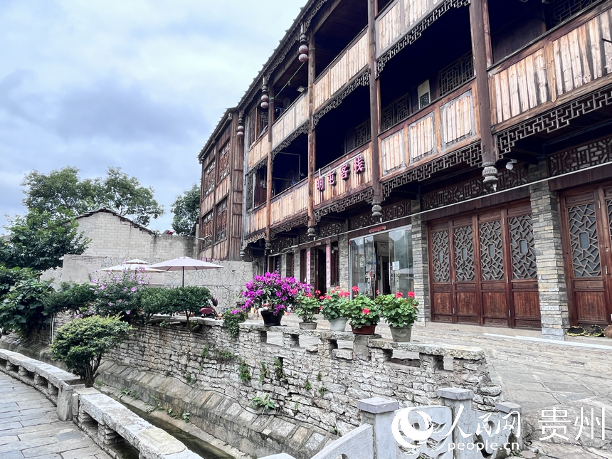 屯堡寨子風光。人民網 陳潔泉攝   