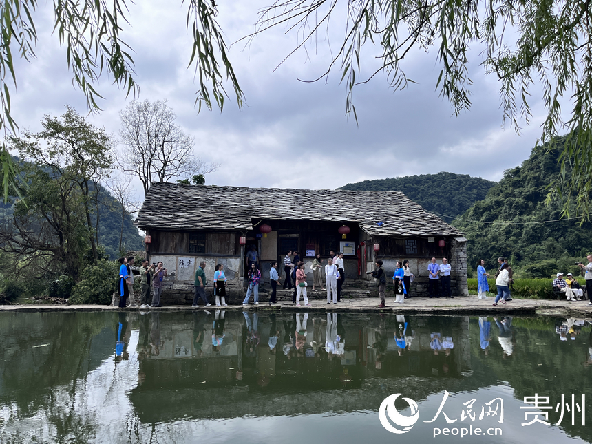 游客參觀屯堡建筑。人民網 陳潔泉攝