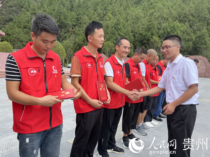 1.中共大烏江鎮委員會相關負責人為黨員貨車司機頒發聘書。人民網 李麗萍攝