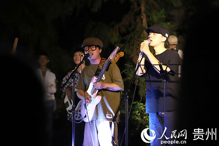 歌手在路邊音樂會現場深情演唱。人民網 顧蘭云攝