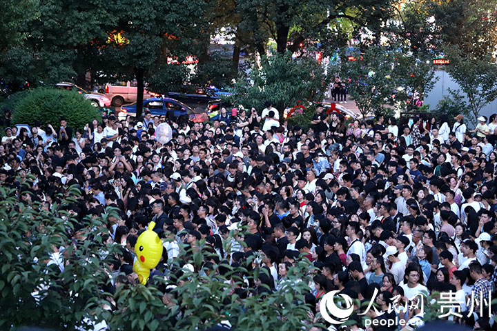 3、路邊音樂會現場人頭攢動，等待開唱。人民網 顧蘭云攝