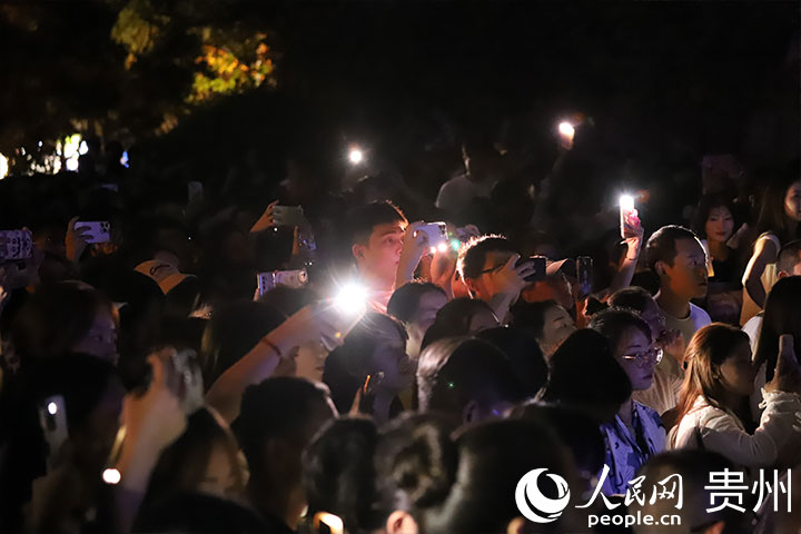 4、路邊音樂會現場觀眾紛紛打開手機閃光燈。人民網 顧蘭云攝