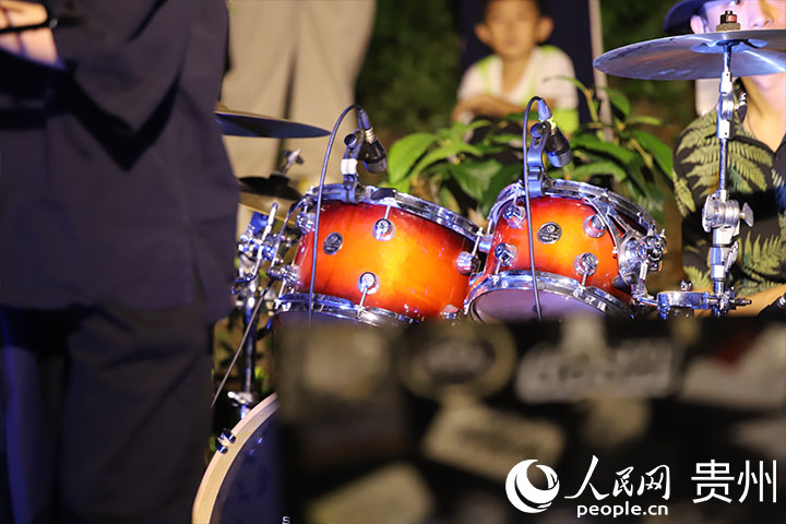 路邊音樂會現場擺放的架子鼓。人民網 顧蘭云攝